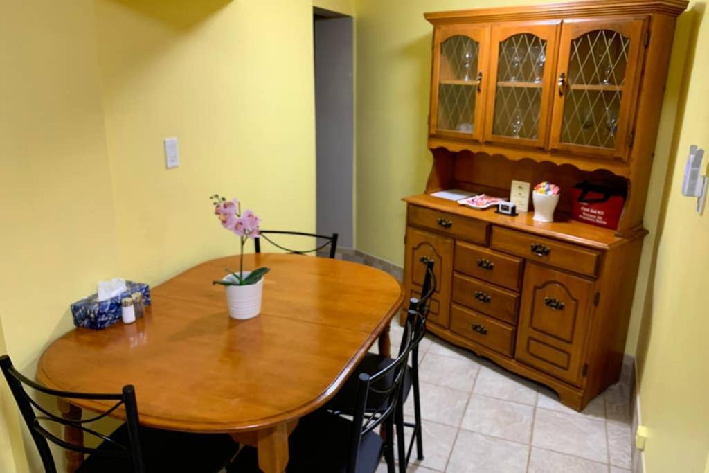 Private Bsmt With Sep. Entrance And Free Parking Apartment Toronto Exterior photo