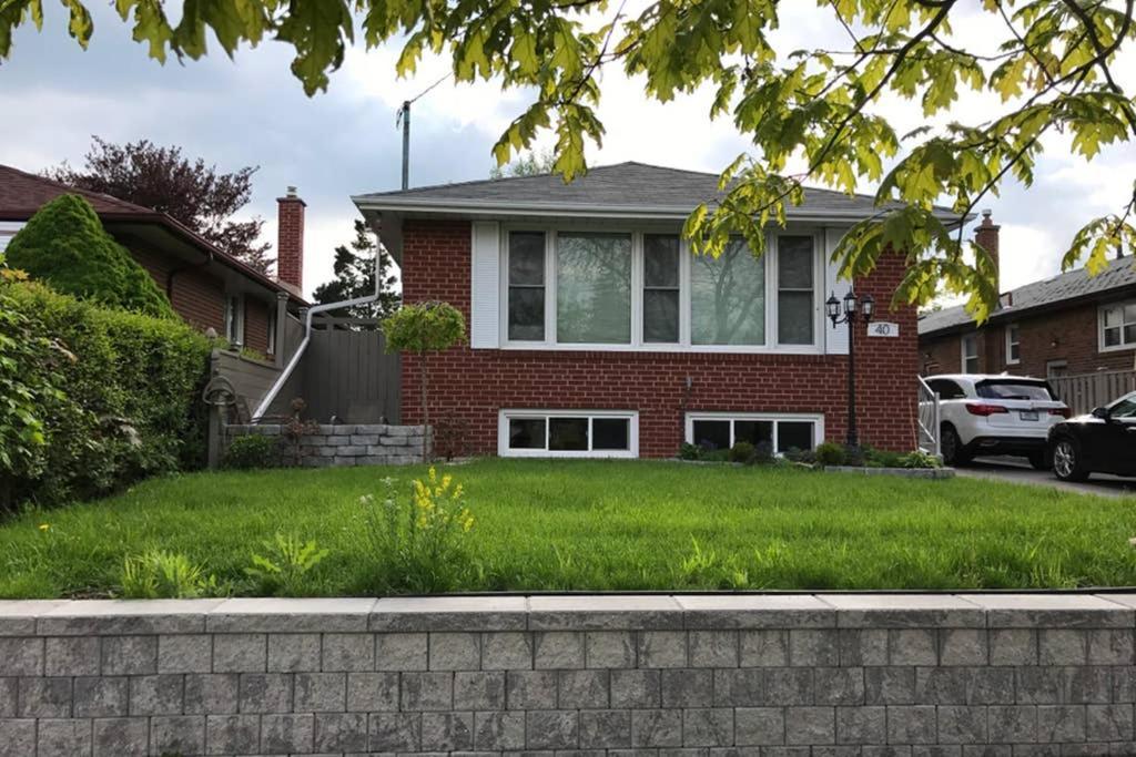 Private Bsmt With Sep. Entrance And Free Parking Apartment Toronto Exterior photo