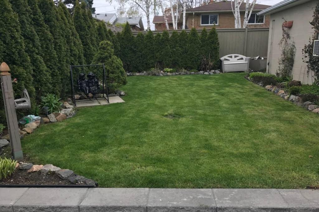 Private Bsmt With Sep. Entrance And Free Parking Apartment Toronto Exterior photo