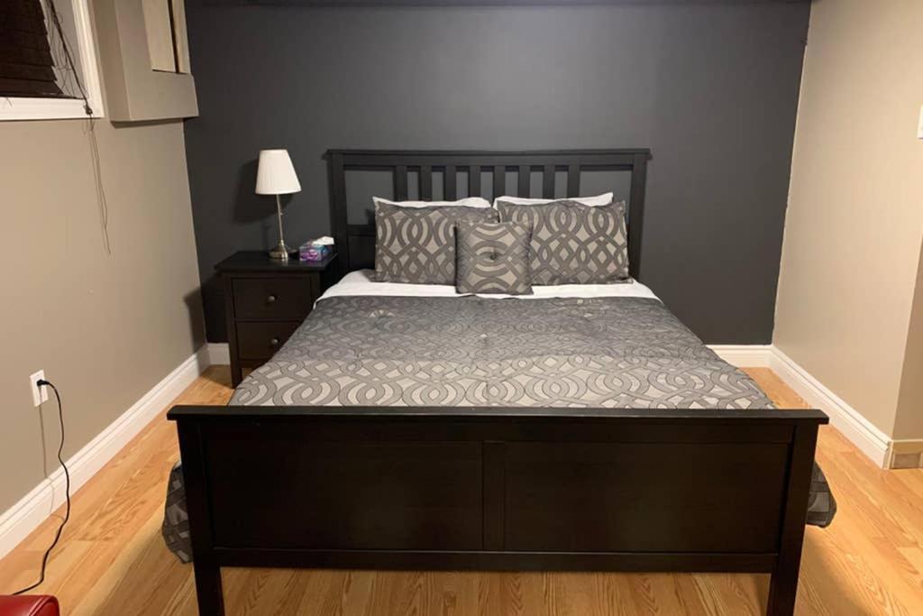 Private Bsmt With Sep. Entrance And Free Parking Apartment Toronto Exterior photo